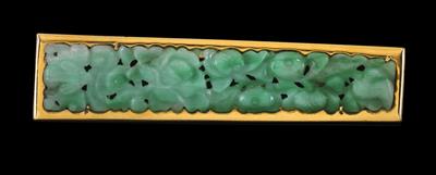A jadeite brooch - Jewellery
