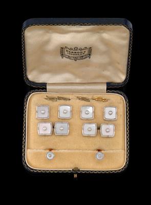 A gentleman's mother-of-pearl jewellery set - Klenoty