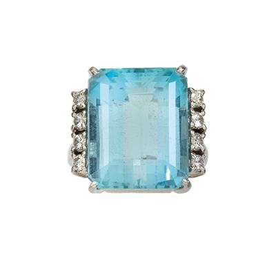An aquamarine ring, c. 14.80 ct - Jewellery