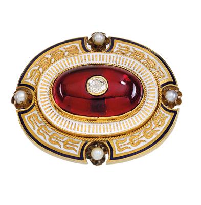 A garnet brooch - Jewellery