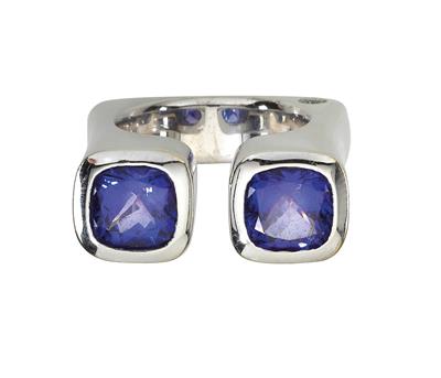 A tanzanite ring total weight c. 5 ct - Jewellery