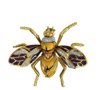 An octagonal-diamond brooch in the shape of a hornet, total weight c. 0.30 ct - Jewellery