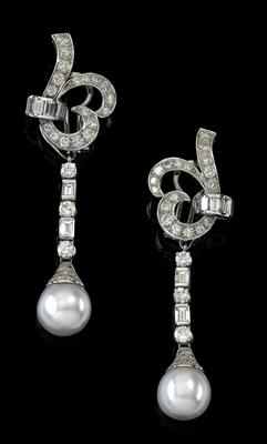 A pair of diamond and cultured pearl ear pendants - Klenoty