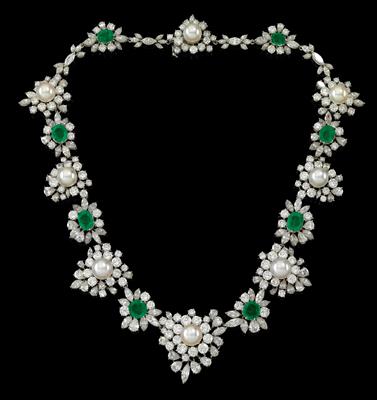 A diamond and emerald necklace - Jewellery