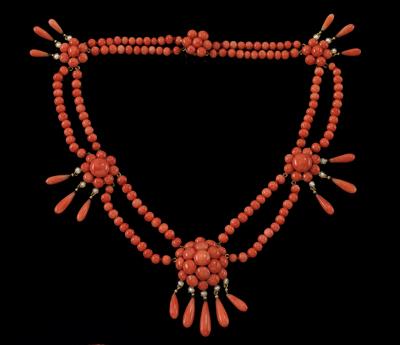 A coral necklace - Jewellery