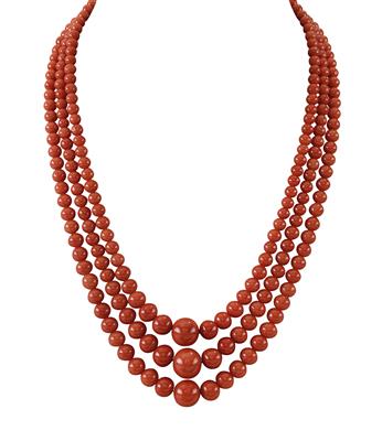 A coral necklace - Jewellery