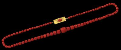 A coral necklace - Klenoty