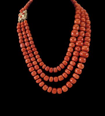 A coral necklace - Klenoty