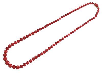 A coral necklace arranged according to size - Jewellery