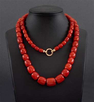 A coral necklace - Jewellery