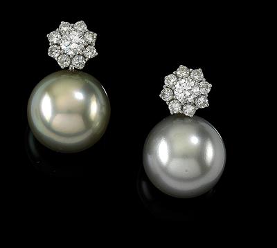 A pair of cultured pearl and brilliant ear studs - Klenoty