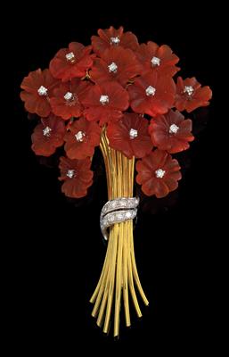 A brilliant and carnelian brooch in the shape of a flower - Gioielli