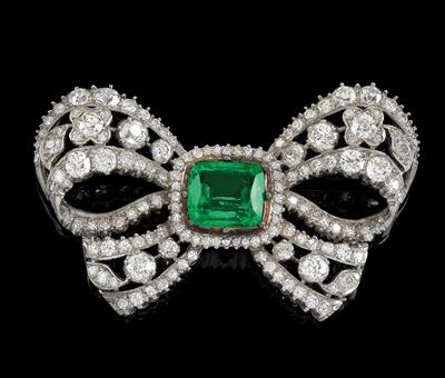 A diamond and emerald brooch ‘Bow’ - Jewellery