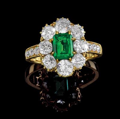 A diamond and emerald ring - Jewellery