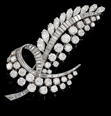 A diamond brooch, total weight c. 14 ct - Gioielli