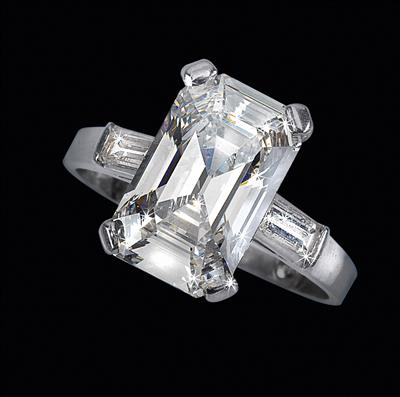 A diamond ring, total weight c. 5 ct - Klenoty
