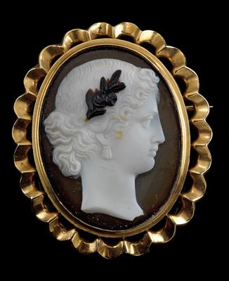 A layered stone cameo brooch - Jewellery