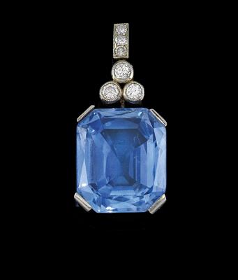 A pendant with an untreated sapphire c. 12 ct - Jewellery