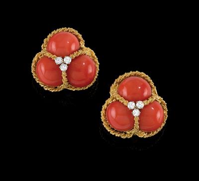 A pair of coral and brilliant earclips - Klenoty