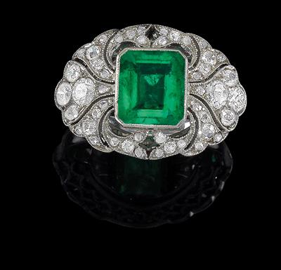 An emerald and diamond ring - Gioielli