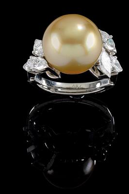 A South Sea cultured pearl and diamond ring - Jewellery