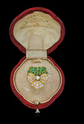 An old-cut diamond and emerald brooch in the shape of a pansy - Gioielli