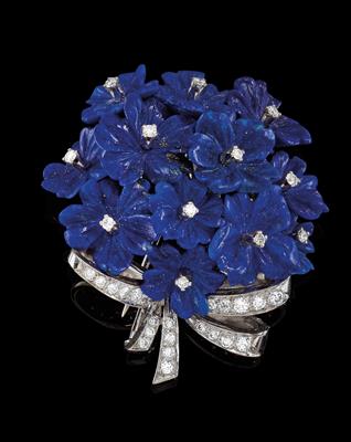 A floral brooch - Jewellery