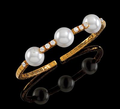 A brilliant and cultured pearl bangle - Gioielli