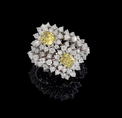 A brilliant ring with Fancy Natural diamonds - Jewellery
