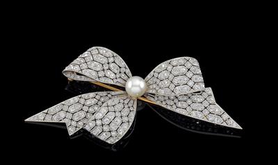 A diamond cultured pearl brooch ‘Bow’ - Gioielli