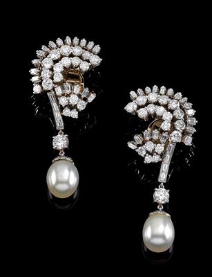 A pair of diamond and cultured pearl earclips, - Gioielli