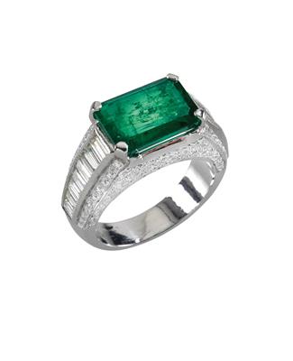 A diamond and emerald ring - Klenoty