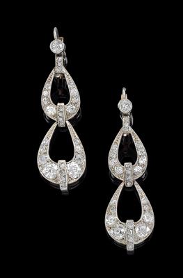 A pair of diamond pendant earrings total weight c. 2.80 ct - Klenoty