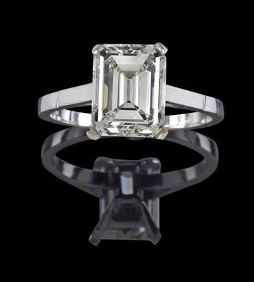 A diamond solitaire 3.90 ct - Jewellery