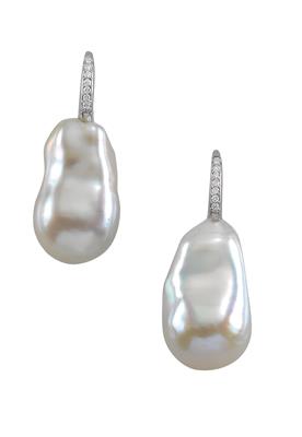 A pair of cultured freshwater pearl ear pendants - Klenoty