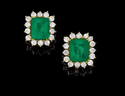 A pair of diamond and emerald ear clips - Klenoty