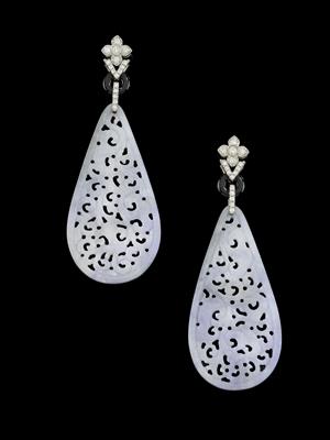 A pair of jade ear pendants - Jewellery