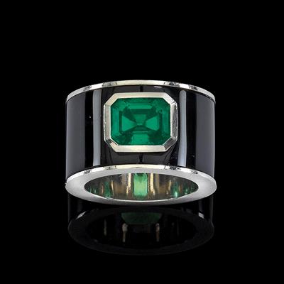 An emerald  and onyx ring - Klenoty