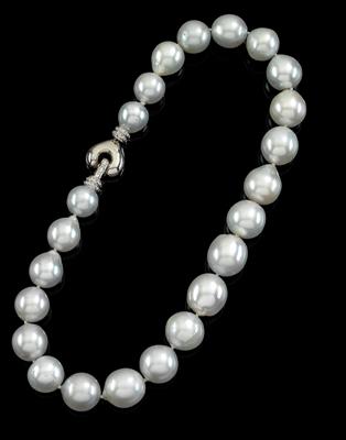 A necklace of cultured South Sea pearls - Gioielli