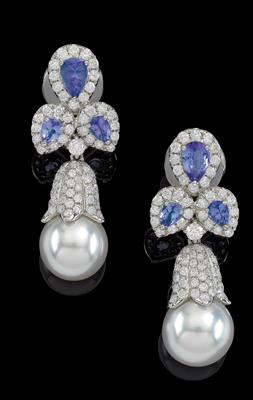 A pair of tanzanite and cultured pearl ear pendants - Gioielli