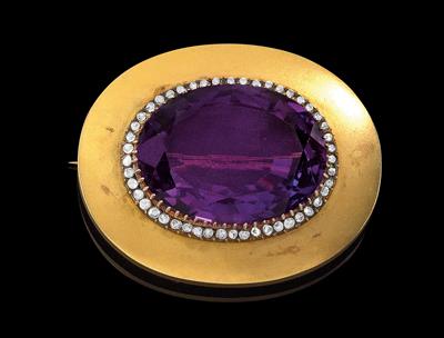 An amethyst brooch - Jewellery