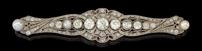 A diamond and cultured pearl brooch - Gioielli