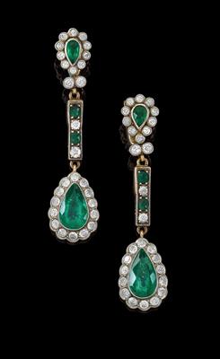 A pair of diamond and emerald ear pendants - Klenoty