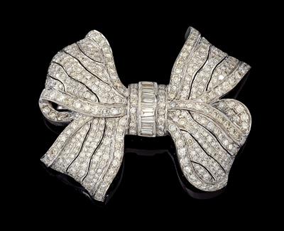 A diamond brooch ‘bow’, total weight c. 7.50 ct - Jewellery