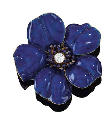 An enamel brooch in the shape of a blossom - Gioielli
