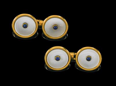A pair of mother-of-pearl cufflinks - Gioielli