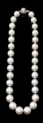 A necklace of South Sea cultured pearls - Klenoty
