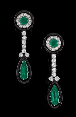 A pair of brilliant and emerald ear pendants - Jewellery