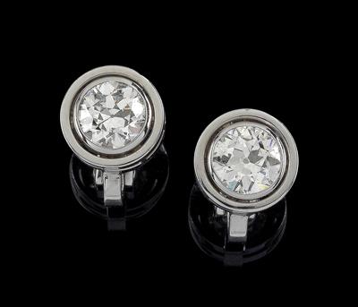 A pair of brilliant solitaire ear clips total weight c. 2 ct - Klenoty