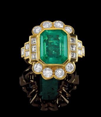 A diamond and emerald ring - Jewellery